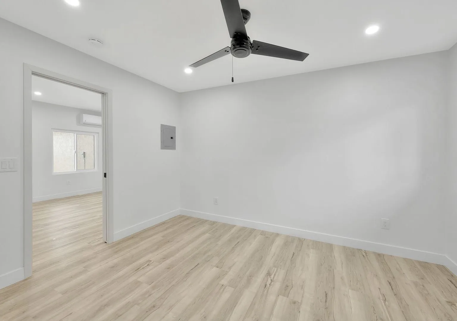 New on the market One bedroom, One bathroom in National City — Photo 4