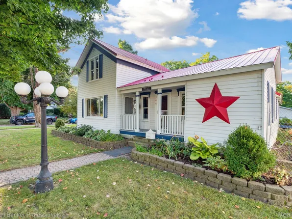 206 E Sherman St, Holly, MI 48442