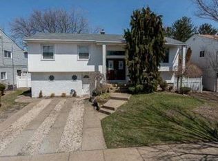 2915 Beach Dr, Merrick, NY 11566