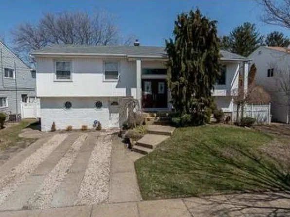 2915 Beach Dr, Merrick, NY 11566