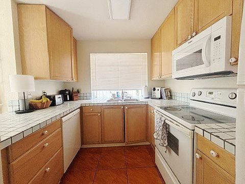 Kitchen includes Microwave & Dishwasher!