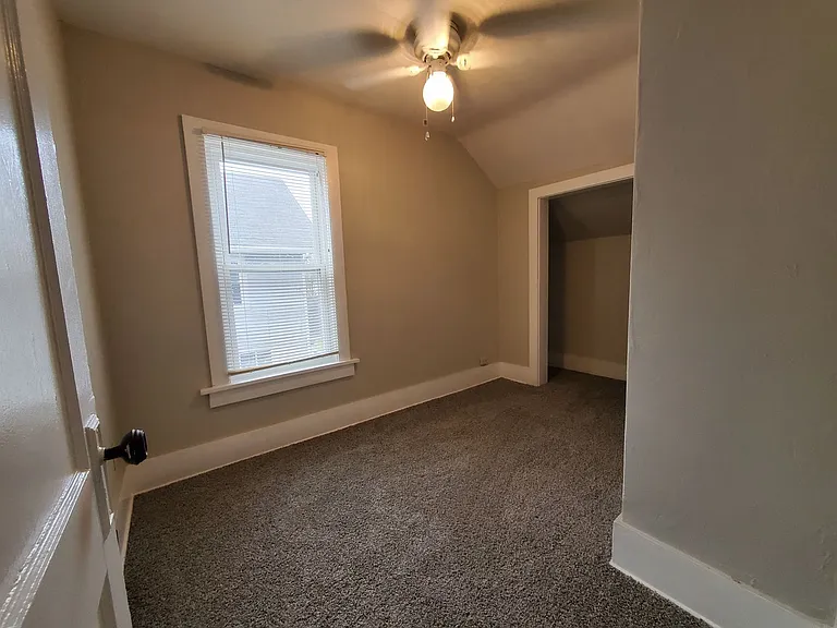 924 Hamlin St — Photo 13
