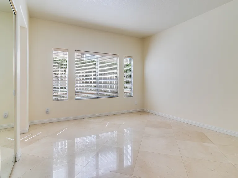 24241 Rue De Cezanne — Photo 24