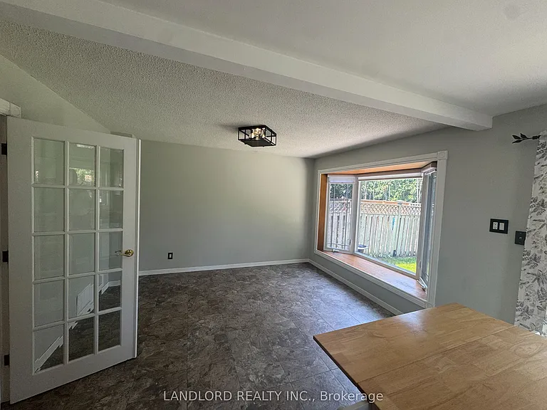 833 Laurier Ave — Photo 9