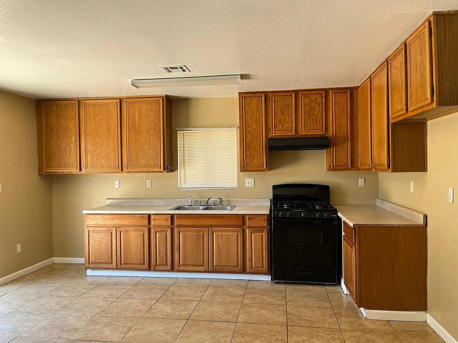 3 bed, 1126 sqft, $1,850 — Photo 4