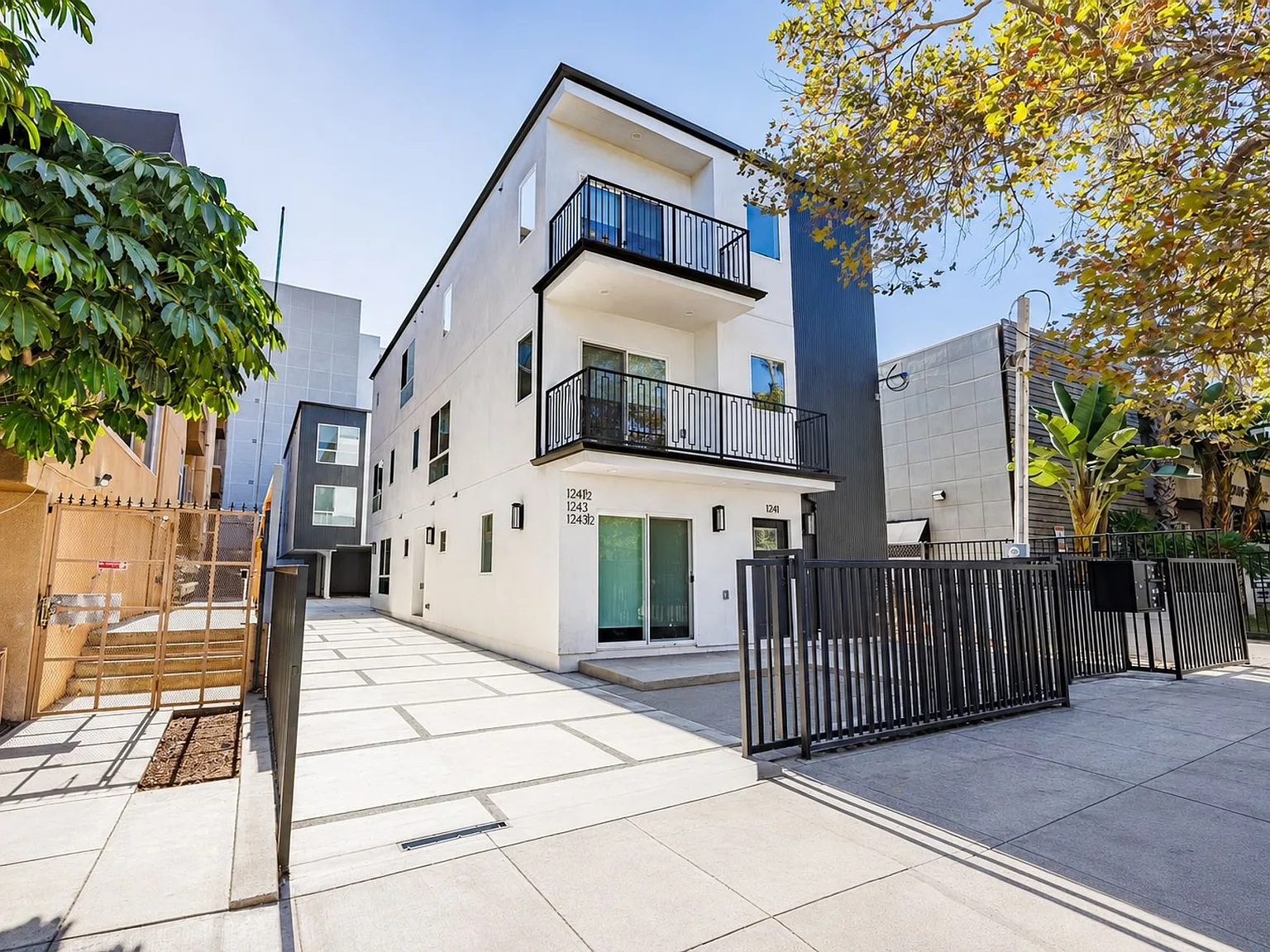 Massive Luxury 4 Beds with 2-3 Parking Spots — Photo 2