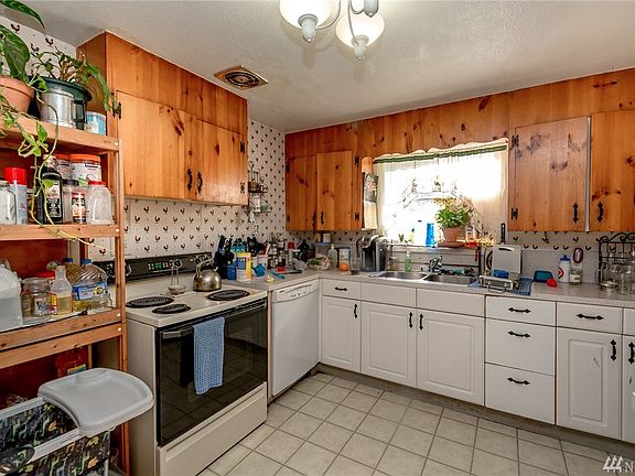 4th image of 11914 Bingham Ave E