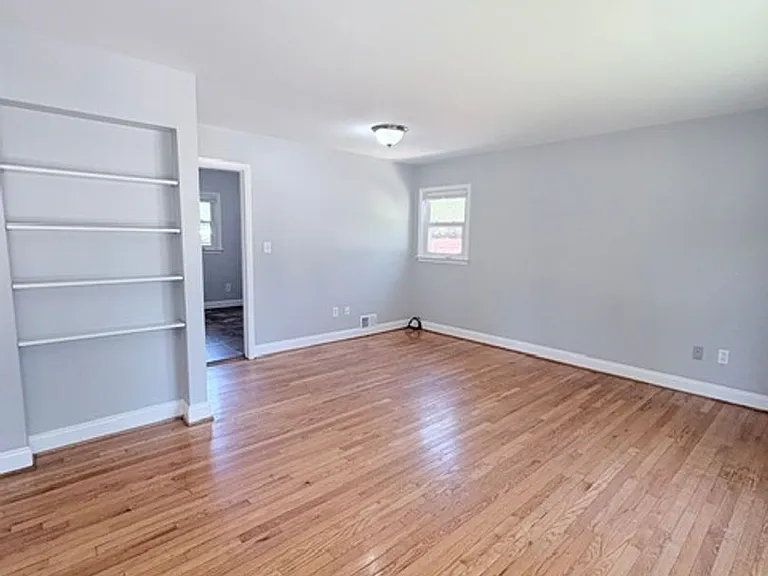 900 Neal Dr — Photo 4
