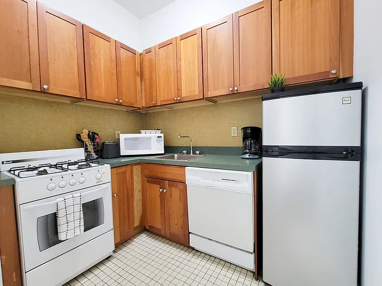344 E 51st St #1A — Photo 2