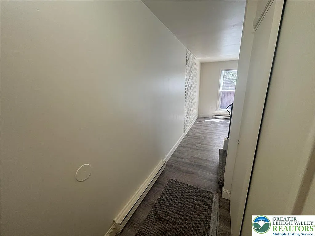 3 bed, 1.5 bath, 1184 sqft, $2,100 — Photo 3