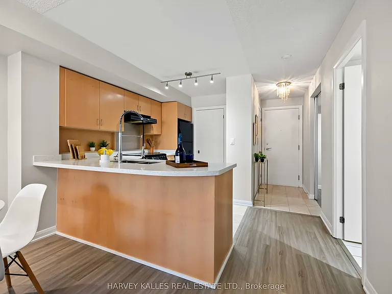 18 Beverley St #416 — Photo 10