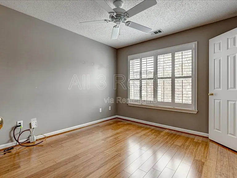 2540 Alvecot Cir — Photo 13