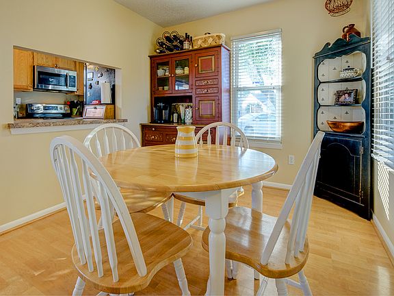 3rd image of 1609 Dominion Ct
