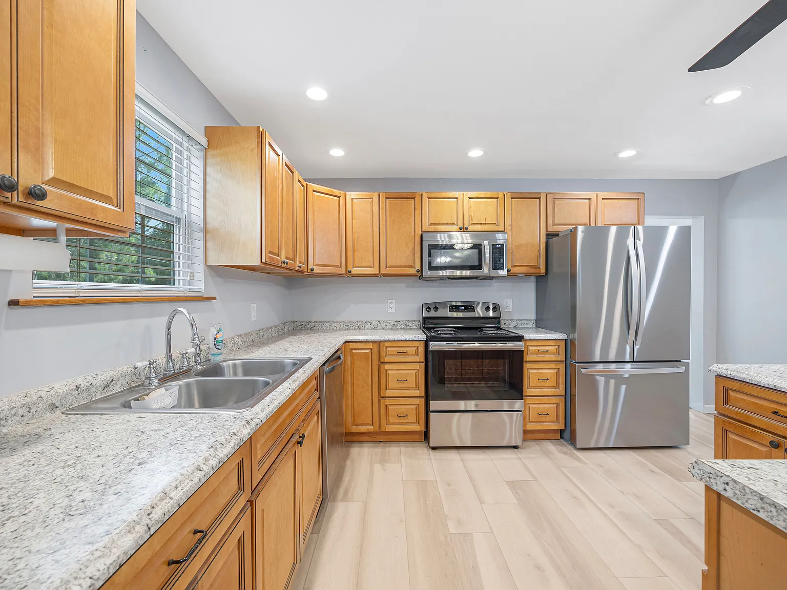 3 bed, 1897 sqft, $2,250 — Photo 3