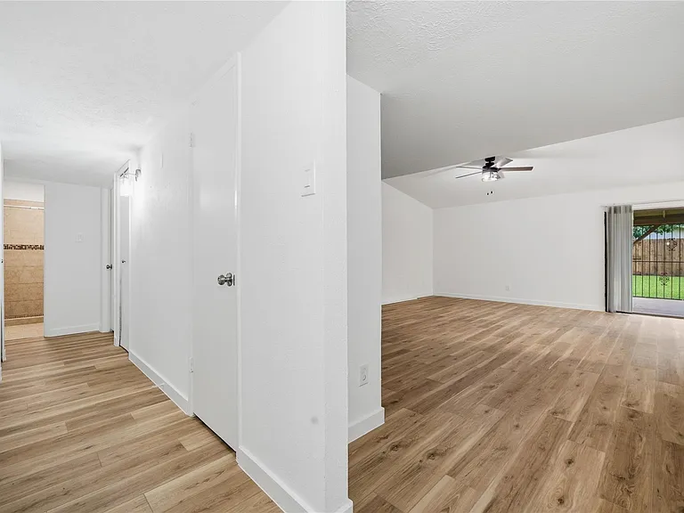 2126 Quail Valley East Dr — Photo 4