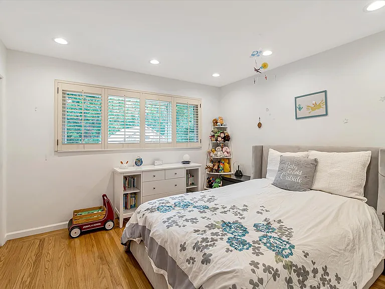 240 Oak Grove Ave — Photo 20