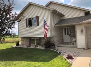 402 Ridgeview Ln, Columbus, WI 53925