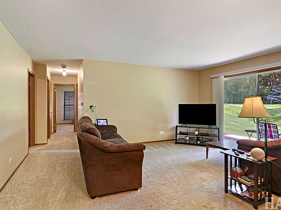 5th image of 320 N Thornwood Dr #320