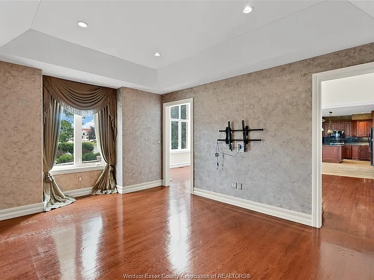 1585 Stoneybrook Cres — Photo 12