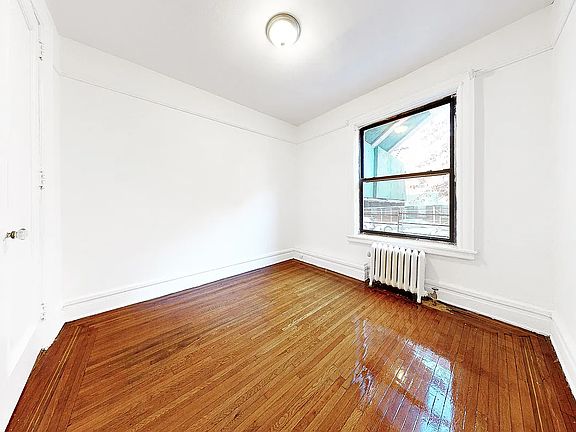 5th image of 256 Seaman Ave #2