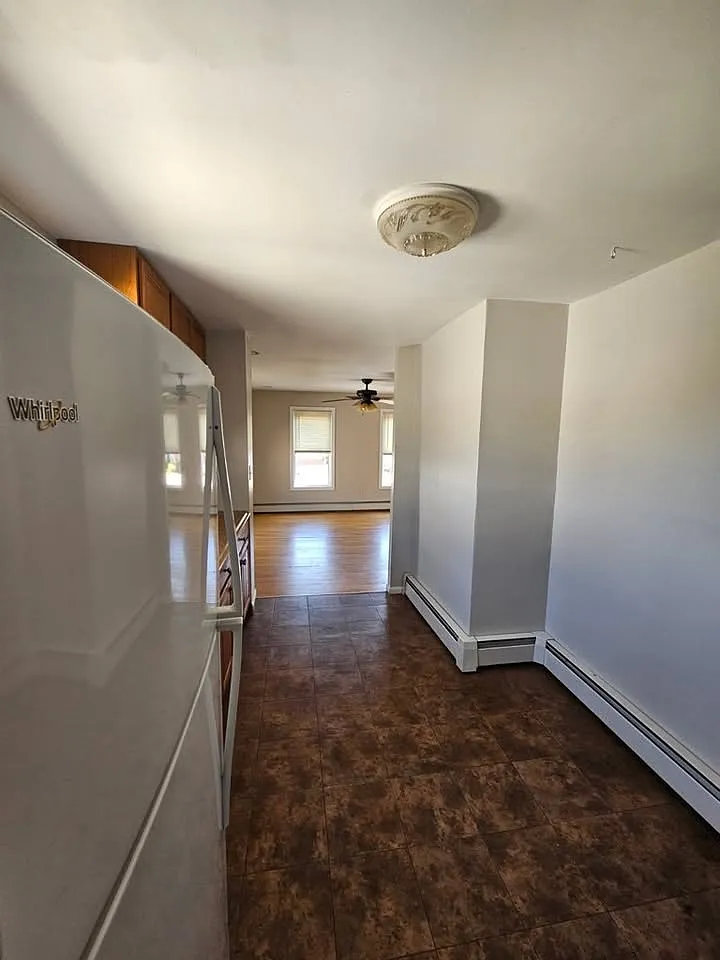 1 bed, 1100 sqft, $1,295 — Photo 3