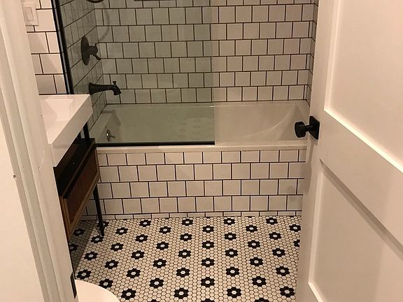 4th image of 233 Kent Ave #508
