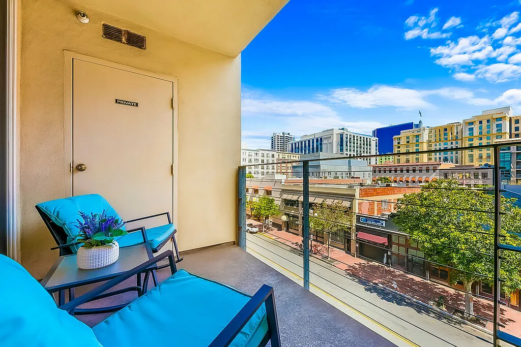 2 bed, 933 sqft, $4,500 — Photo 2