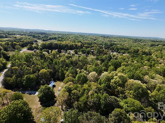 4th image of 417 Stony Point Rd