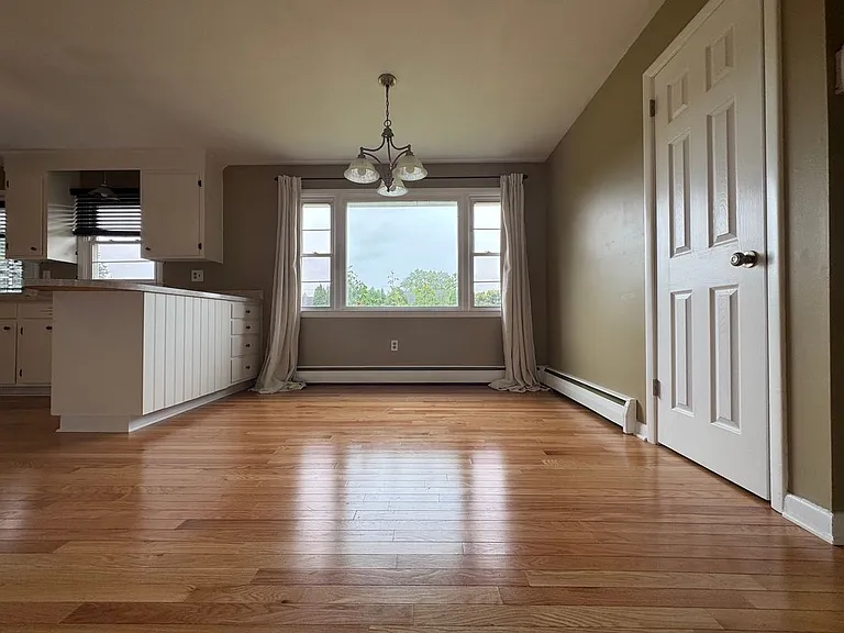 85 Maureen St — Photo 3