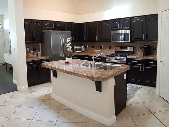 Kitchen Island & Pantry