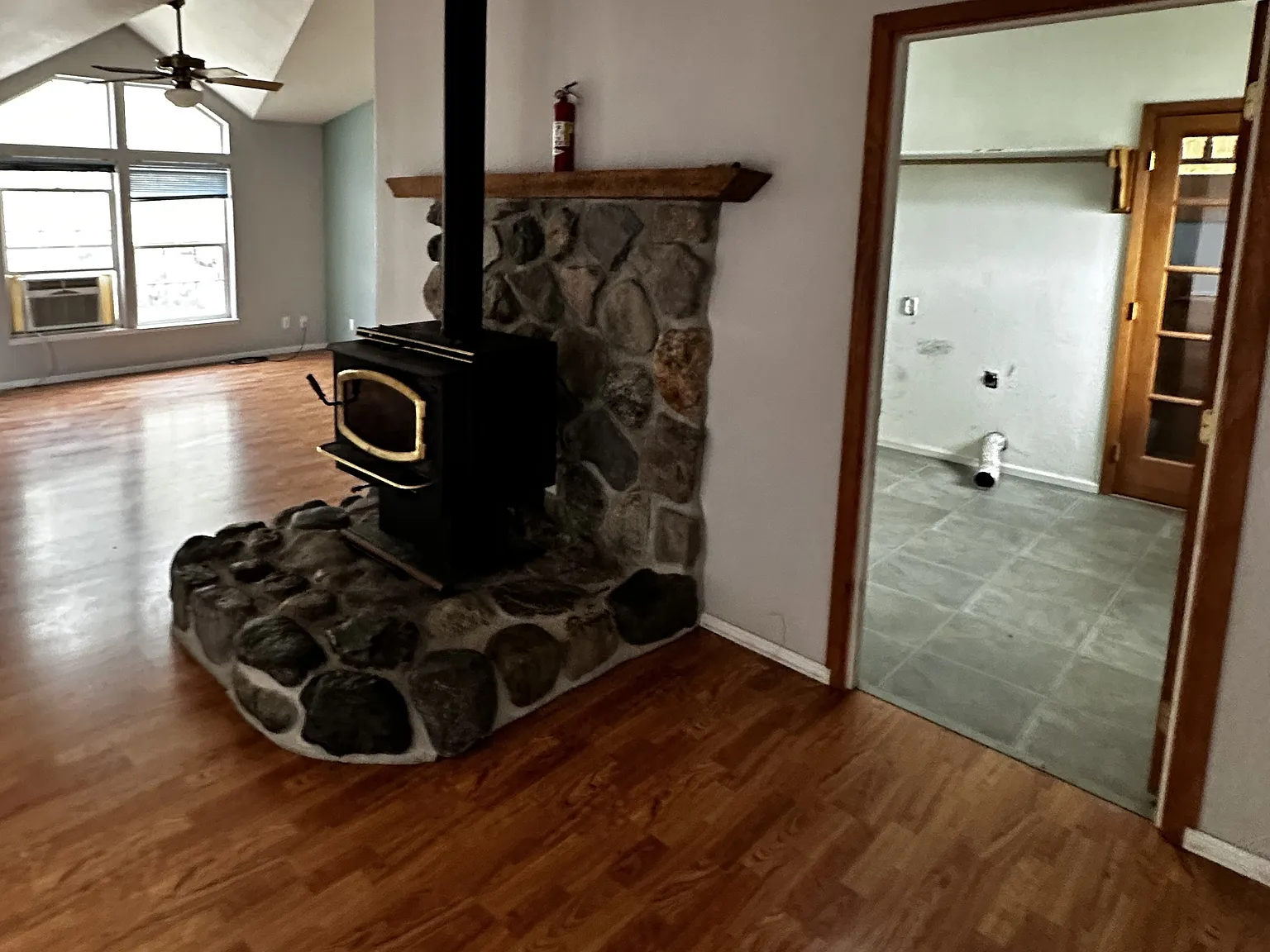 3 bed, 2.0 bath, 2500 sqft, $2,400 — Photo 4