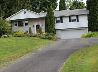 522 Hilltop Ln, Clarks Summit, PA 18411