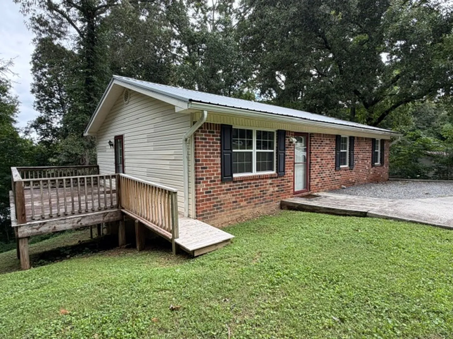 3 Bedroom 2 Bathroom Ranch style home with full finished basement. Lawncare included, Pets allowe... — Photo 2