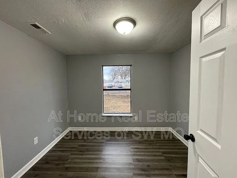2826 W Olive St — Photo 5