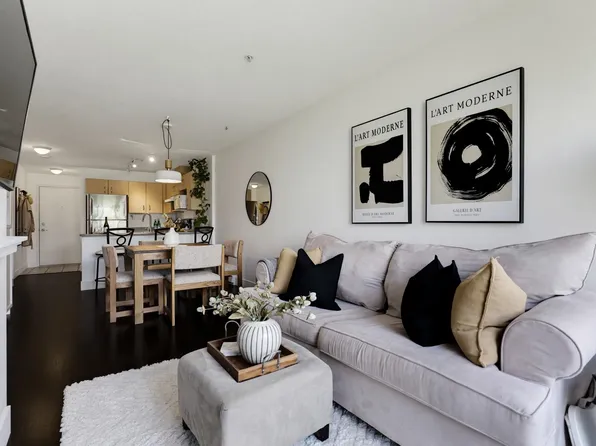 332 Lonsdale Ave #323, North Vancouver, BC V7M 3M5