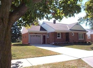 621 S 32nd St, Manitowoc, WI 54220