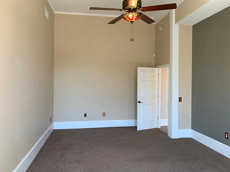 135 W Union St — Photo 12