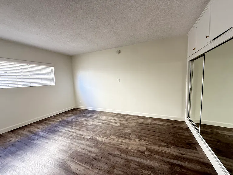 3753 S Barrington Ave #5 — Photo 10