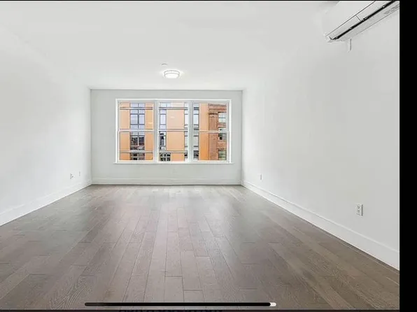 154 Graham Avenue image 3 of 10