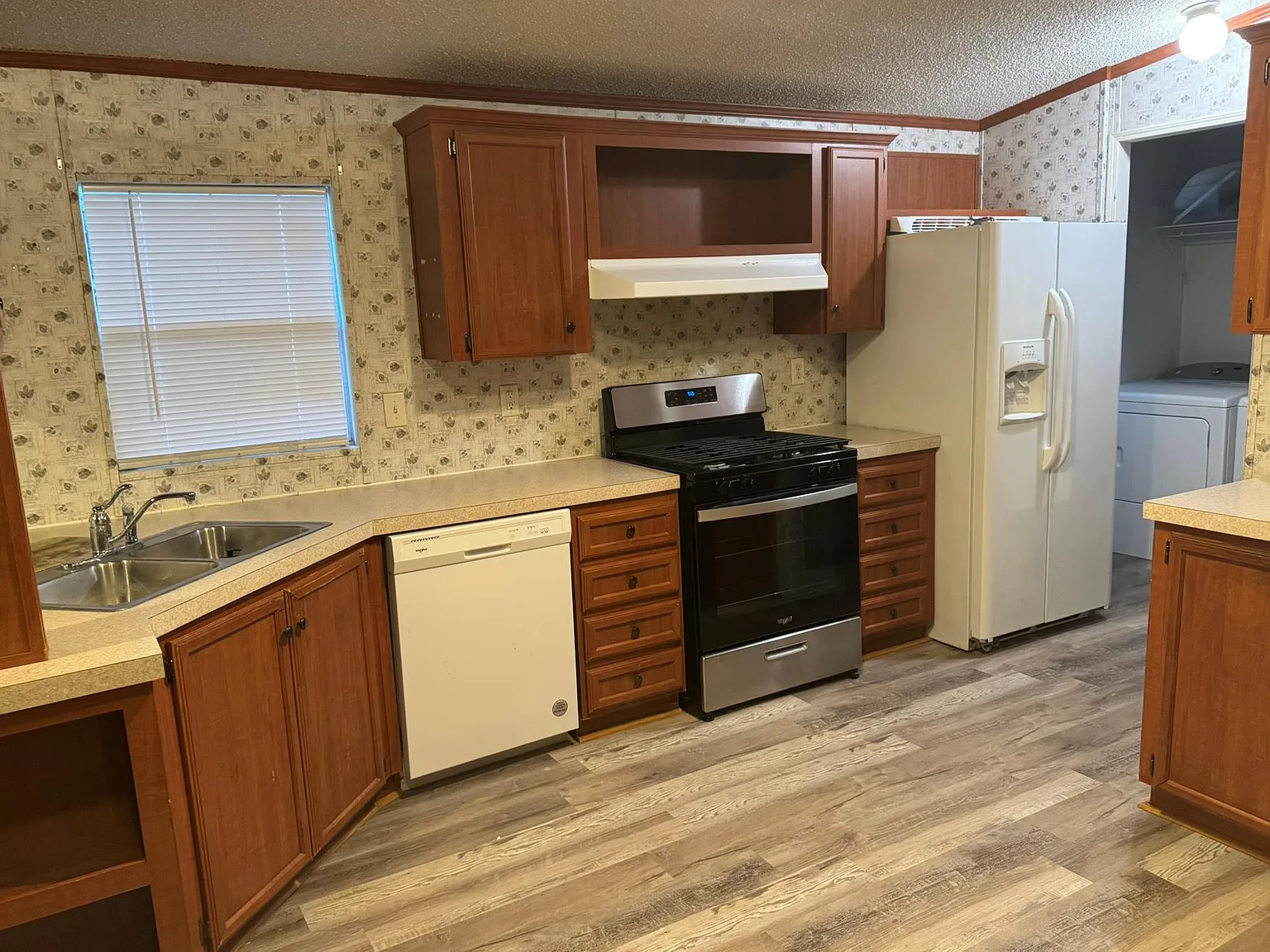 3 bed, 2.0 bath, 1500 sqft, $1,350 — Photo 4