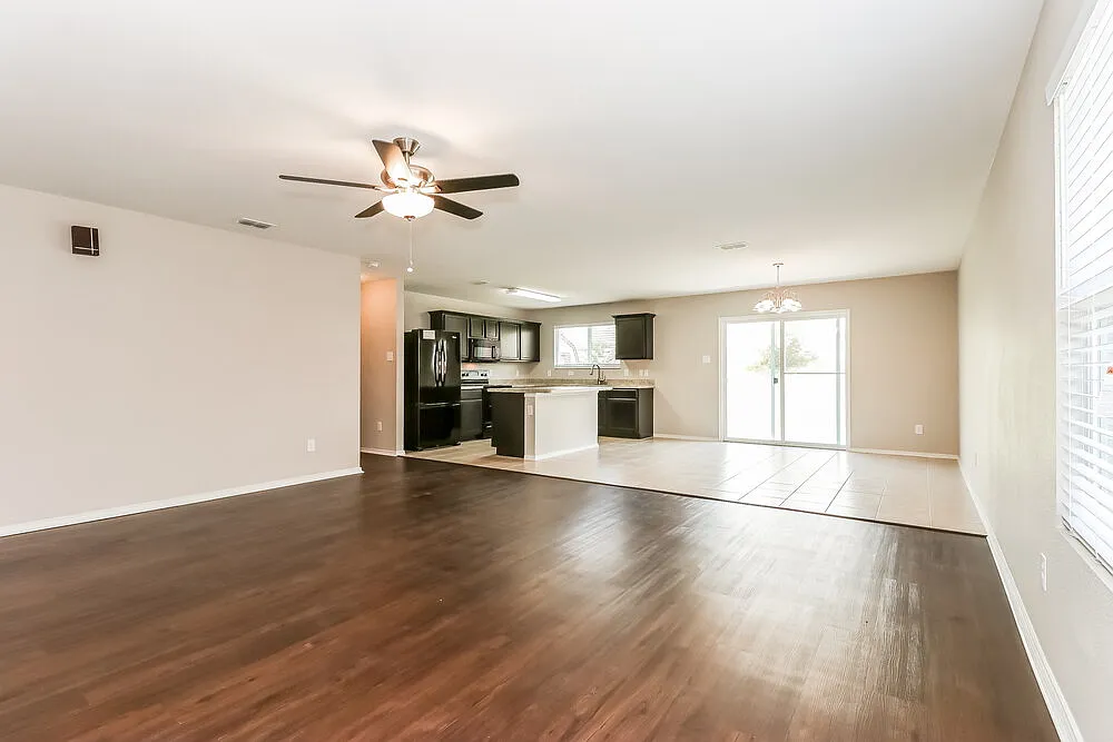 3 bed, 2.0 bath, 1560 sqft, $2,105 — Photo 4