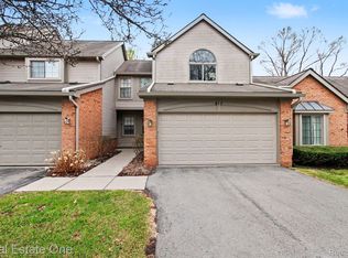 817 Woodridge Hills Dr, Brighton, MI