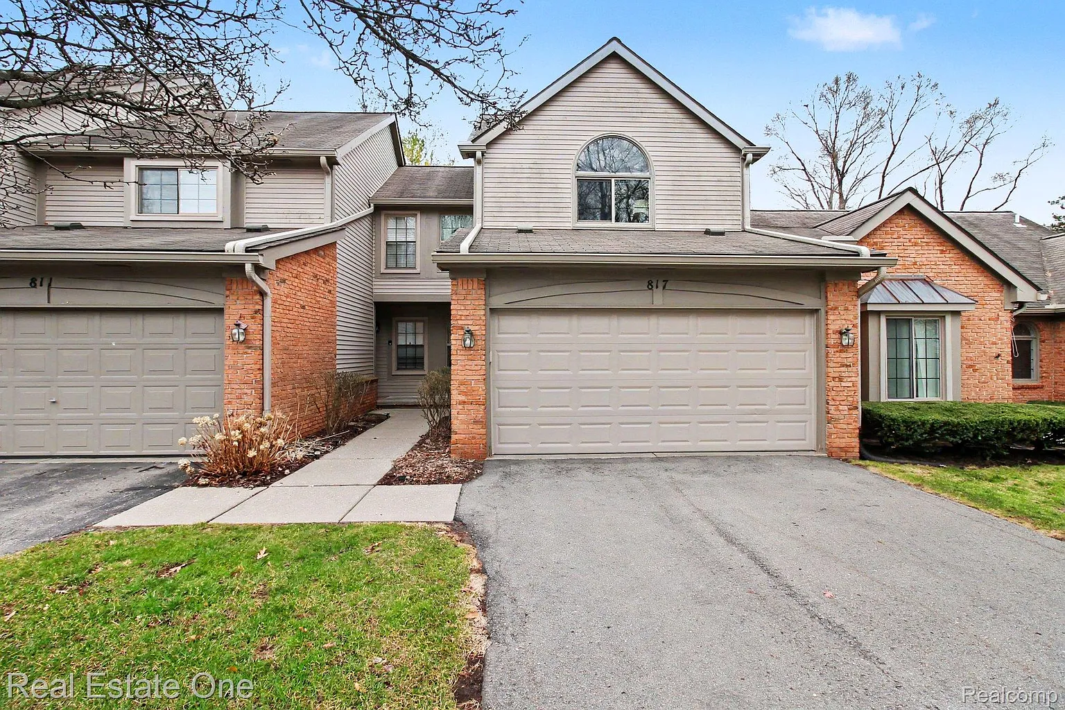 817 Woodridge Hills Dr photo 1