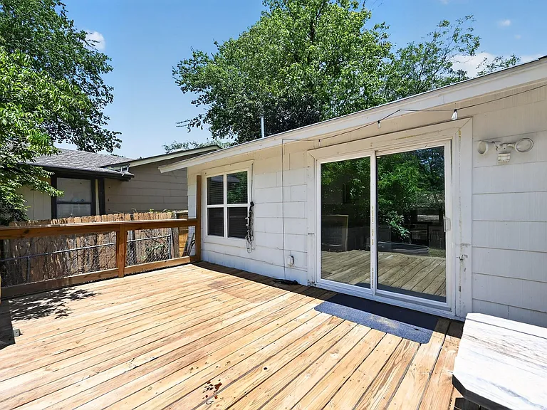 2321 Lakehurst Dr — Photo 23
