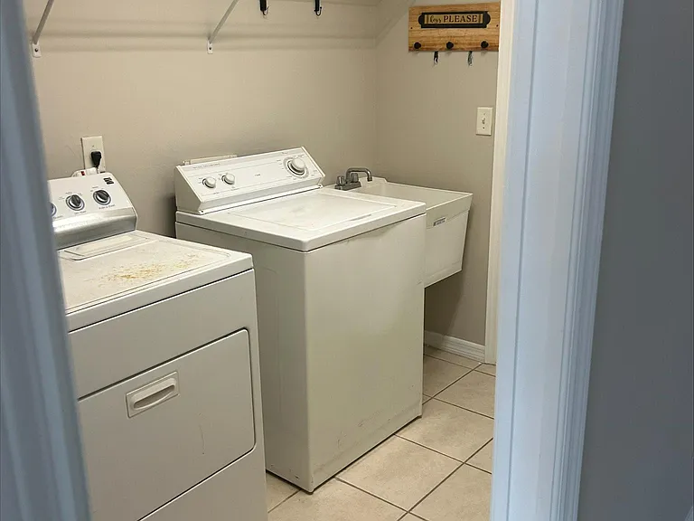 2335 SW 5th Pl — Photo 13