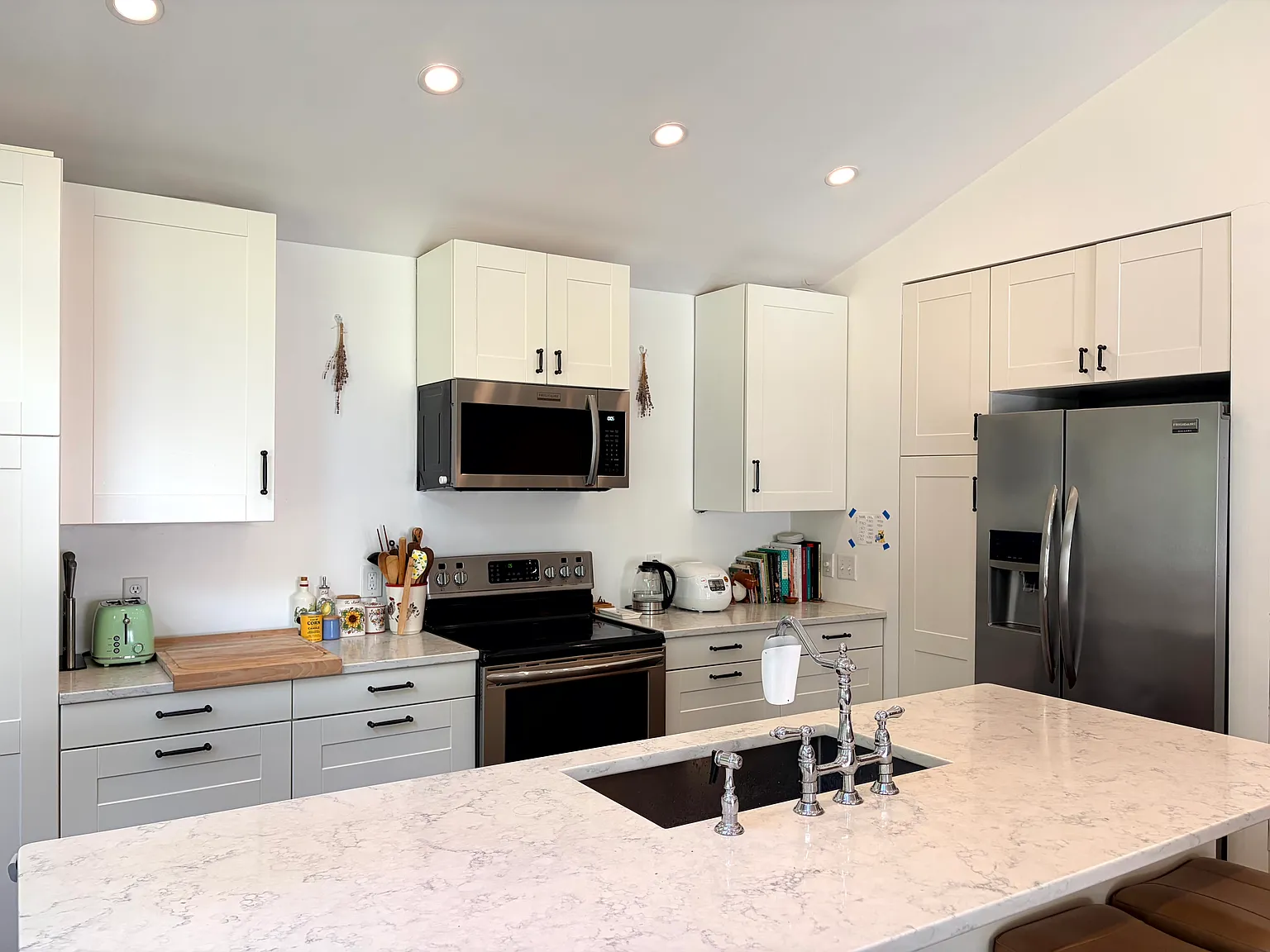 3 bed, 2024 sqft, $5,200 — Photo 3