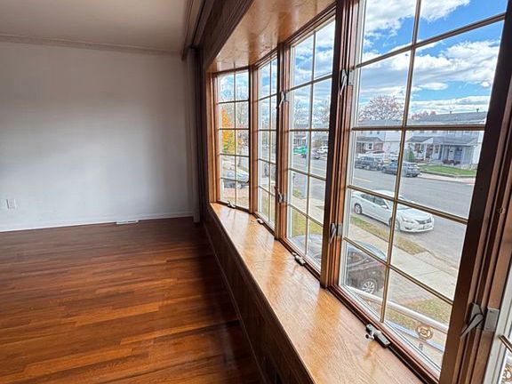 3rd image of 469 Barlow Ave #2