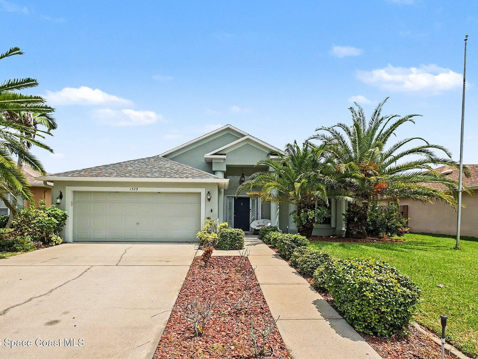 3 bed, 2.0 bath, 1907 sqft, $2,600 — Photo 2