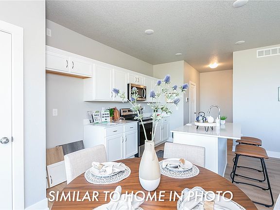 4th image of 215 NE Country Meadow Ln