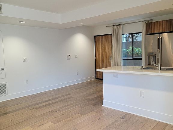 5th image of 932 N Alfred St #6